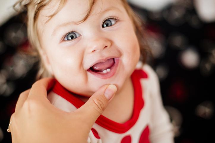 Com que idade os dentes saem de bebês?