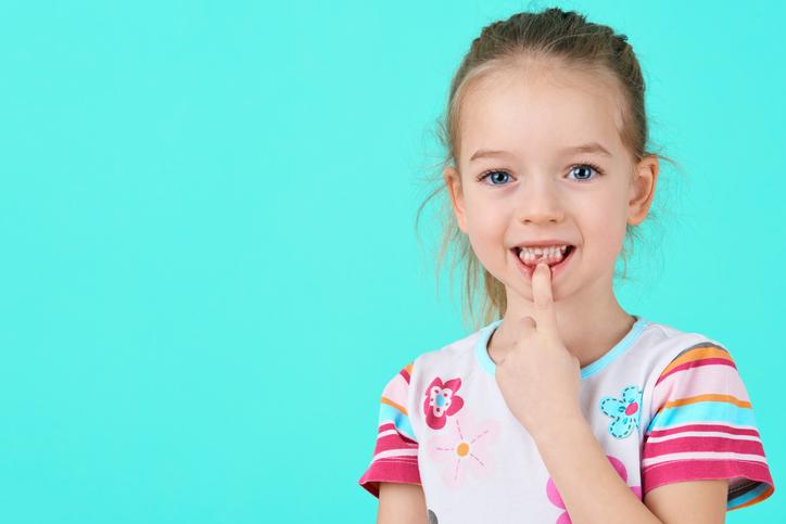 Com que idade os dentes de leite caem?