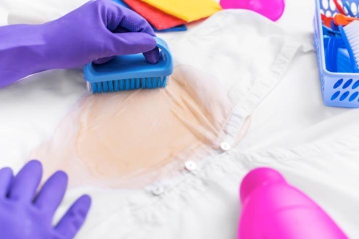 Como remover manchas amarelas de roupas de bebê