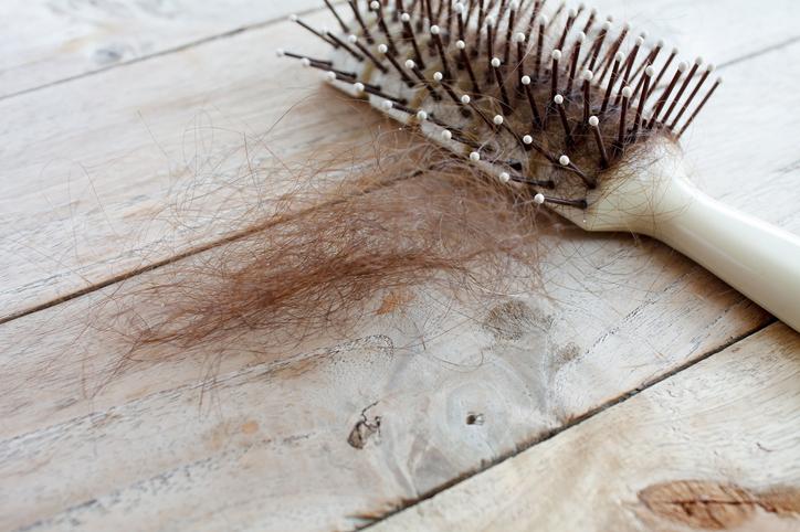 É normal que o cabelo caia na amamentação?