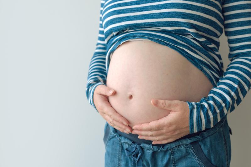 Estou grávida e sinto vibrações na minha barriga: por que e o que fazer