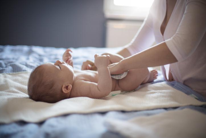 Fezes com bebês: causas e o que fazer