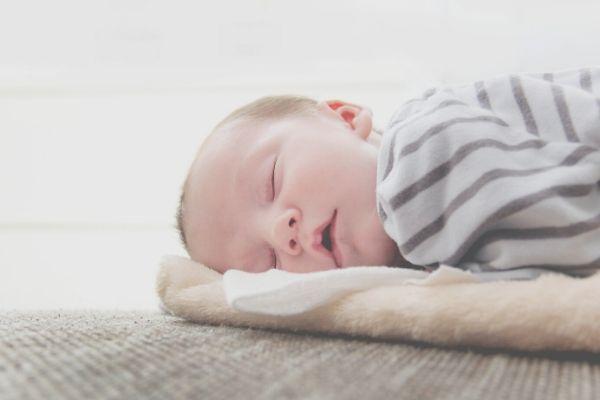 Meu bebê chora dormindo: por que e o que fazer