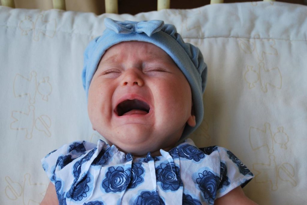 Meu bebê chora o tempo todo que você está acordado: por que e o que fazer