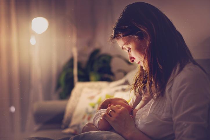 Meu bebê não solta o baú durante a noite: o que eu faço?