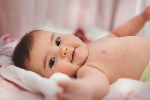 Meu bebê respira agitado quando dorme: Por que e o que fazer?