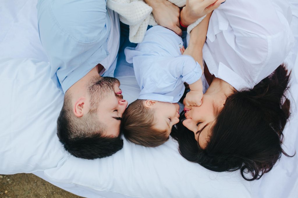 Meu bebê só dorme com o pai: por que e o que posso fazer