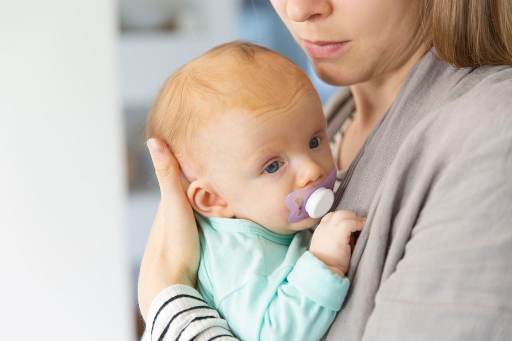 Por que meu bebê cheira a orelha e como removê -lo
