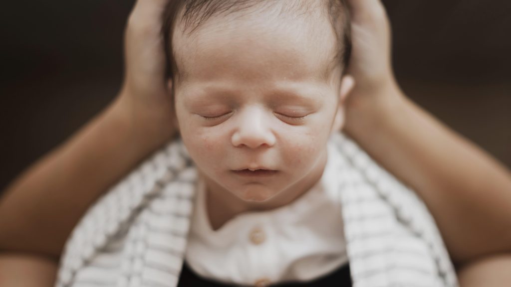 Por que meu bebê suora a cabeça e o que fazer