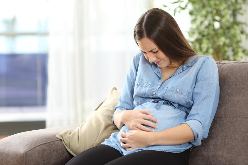 Por que estou grávida e sinto puxados na minha barriga e o que fazer