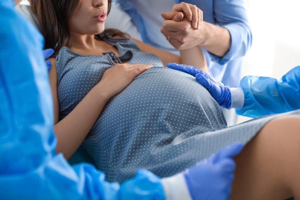 Por que as mulheres dão à luz