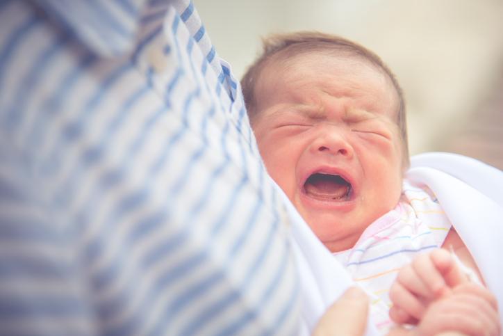 Por que um bebê chora quando você amamenta e o que fazer