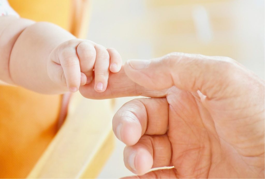 Por que meu bebê abre e fecha suas mãos constantemente