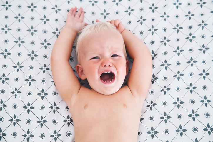 Por que meu bebê grita muito e o que fazer