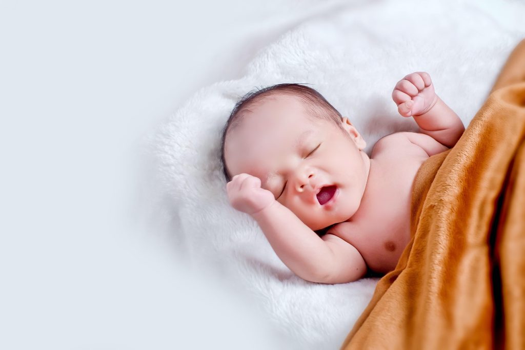Por que meu bebê faz barulhos como reclamar