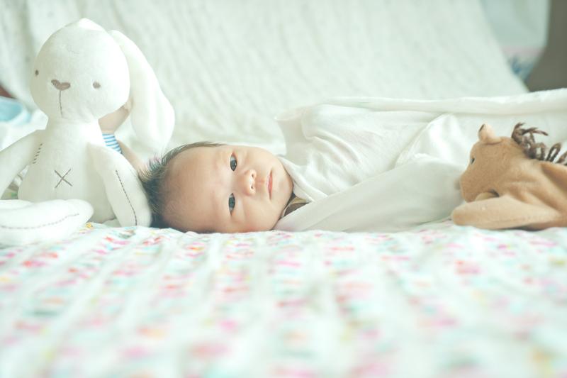 Por que meu bebê não fecha os olhos ao dormir