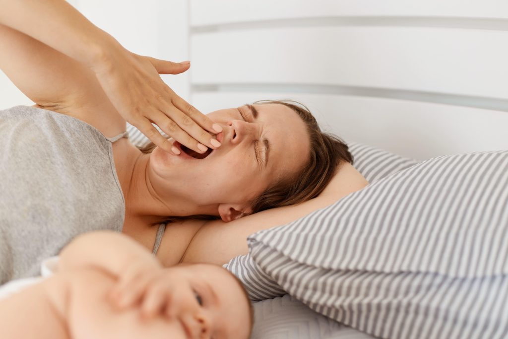 Por que meu bebê acorda a cada hora e o que fazer
