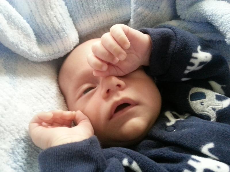 Por que meu bebê coça muito meus olhos e o que fazer