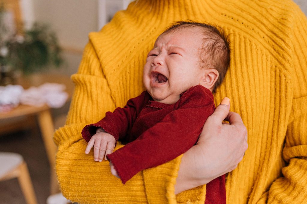 Por que meu bebê torce e lance muito e como ajudá -lo