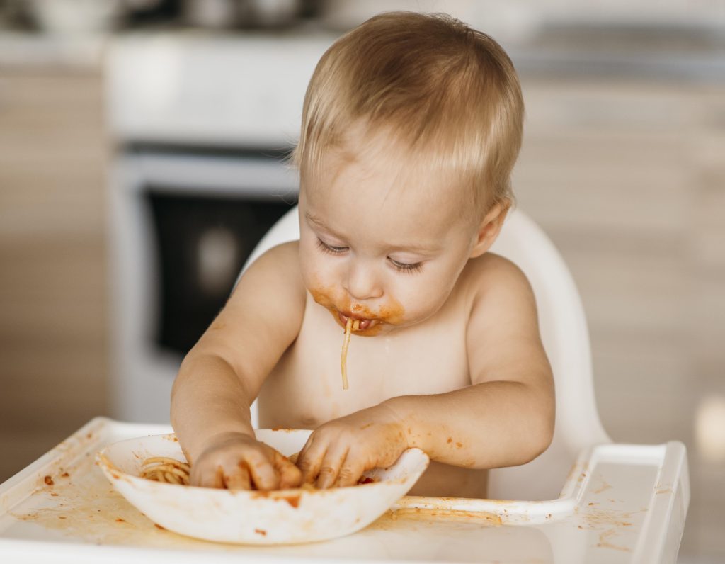 Por que meu bebê joga comida no chão e o que fazer
