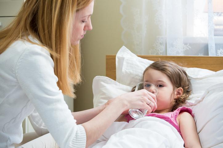 O que fazer quando uma criança vomita para a água