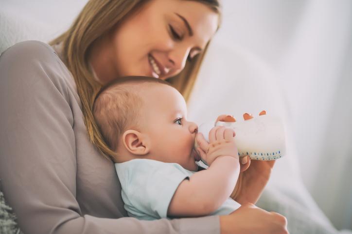 Regurgitações em bebês: o que eles são e como evitá -los